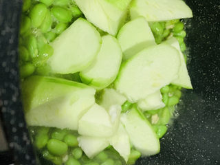 12、丝瓜炒毛豆,豆子煮一会，加入丝瓜；