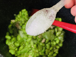 16、丝瓜炒毛豆,加味精，翻炒均匀，起锅；