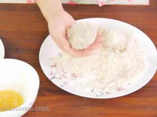 9、炸肉饼,把粘过面粉的肉饼蘸蛋液，再把面包屑裹在肉饼上