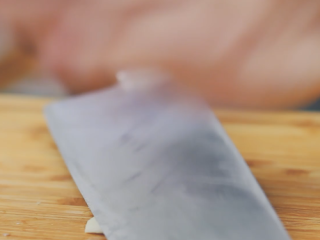 3、墨西哥鸡肉卷,剥蒜，拍蒜。