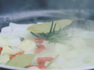 5、墨西哥鸡肉卷,锅里热油，倒入辣椒、洋葱丁、迷迭香、香叶翻炒。