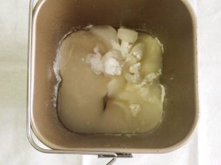 1、五仁层层酥,油皮材料全部放入面包桶，机器和面30～40分钟