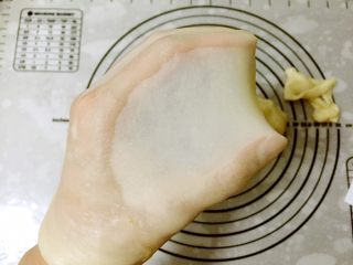 2、五仁层层酥,和好的面可以轻易拉出手套膜，保鲜袋密封放温暖醒面
