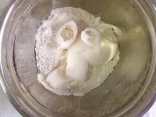 3、五仁层层酥,油酥材料混合均匀