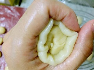8、五仁层层酥,用油皮将油酥包住，收口，收紧