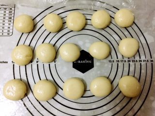 9、五仁层层酥,全部包好后收口朝下，盖保鲜膜醒15分钟