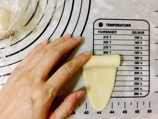 11、五仁层层酥,至上向下卷成卷