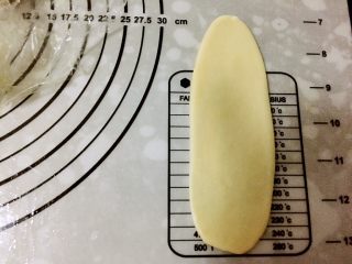 10、五仁层层酥,取一个醒好的面团压扁，用擀面杖擀成牛舌状