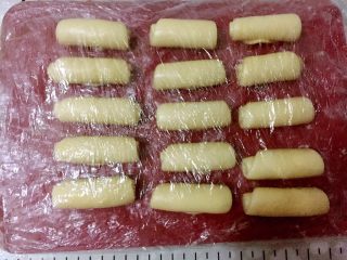 12、五仁层层酥,全部卷好盖保鲜膜醒15分钟