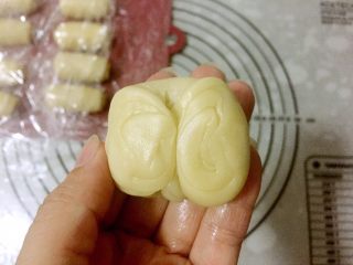 15、五仁层层酥,将醒好后的卷，中间压扁，将两侧向中间压成一个圆柱型