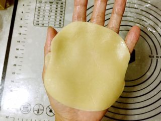 16、五仁层层酥,用擀面杖将面团擀成手掌大小面皮