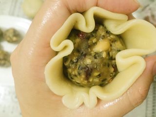 17、五仁层层酥,包入提前分好搓成球的五仁馅，五仁馅做法可见我之前的精品五仁月饼菜谱，收口一定收紧，收好后多余的面可以揪掉不用
