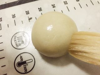 18、五仁层层酥,面团表面刷蛋液