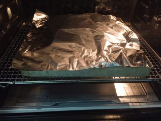 20、五仁层层酥,烤箱上下火180度烤30分钟，我怕上色严重，烤了十分钟就加盖了锡纸