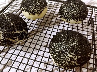 21、五仁层层酥,出炉后移到烤网散热