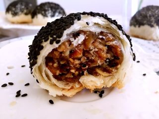 22、五仁层层酥,刚出炉的酥酥皮是软的，等到凉透就是酥的，味道真的超级赞