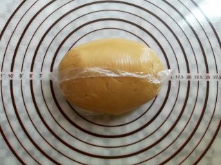 8、广式红豆沙蛋黄月饼,用保鲜袋把面团装起来室温下松弛2小时