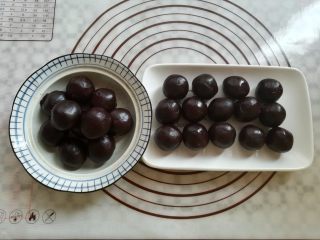 10、广式红豆沙蛋黄月饼,先分出10个22克的豆沙馅球，再分出15个18克的豆沙馅球