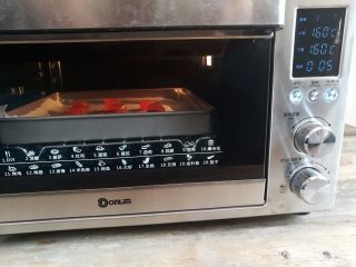 12、广式红豆沙蛋黄月饼,放入预热好的烤箱中层上下火160度烤5分钟，一边烤蛋黄一边去包豆沙凤梨馅球