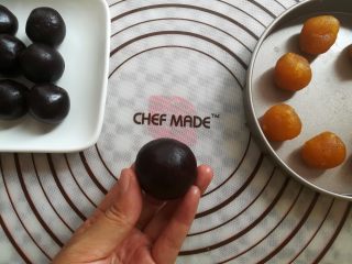 14、广式红豆沙蛋黄月饼,豆沙凤梨馅球包好以后再稍微揉圆一下放一边备用