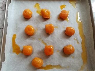 16、广式红豆沙蛋黄月饼,蛋黄取出放凉一会