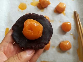 17、广式红豆沙蛋黄月饼,取一个豆沙馅球按扁包上蛋黄