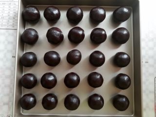 19、广式红豆沙蛋黄月饼,豆沙蛋黄馅球包好以后再稍微揉圆一下放一边备用