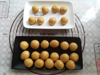 20、广式红豆沙蛋黄月饼,所有的月饼馅球包好放到盘子里备用