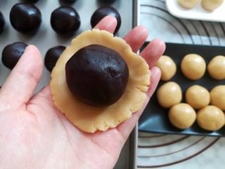21、广式红豆沙蛋黄月饼,取一个饼皮按扁，放上月饼馅球