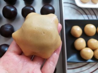 22、广式红豆沙蛋黄月饼,月饼皮倒扣过来包住月饼馅球