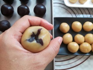 23、广式红豆沙蛋黄月饼,用左手的虎口慢慢的把月饼皮推好封口