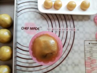 25、广式红豆沙蛋黄月饼,把月饼球放入学厨的月饼模具中