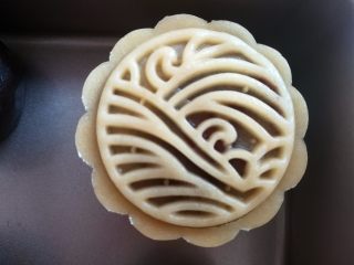 26、广式红豆沙蛋黄月饼,把学厨模具倒扣在烤盘里，压出月饼雏形