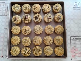 27、广式红豆沙蛋黄月饼,所有的月饼包好以后喷水静置10分钟