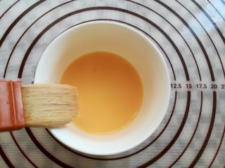 28、广式红豆沙蛋黄月饼,用5克的蛋黄加10克的水混合均匀