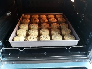 29、广式红豆沙蛋黄月饼,月饼胚放入预热好的烤箱下层