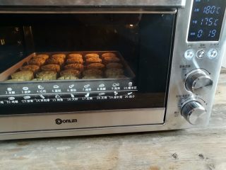 30、广式红豆沙蛋黄月饼,烤箱上火180度，下火175度，先烤5分钟定型，按下暂停键取出月饼胚