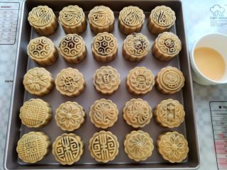 31、广式红豆沙蛋黄月饼,在月饼上刷一层薄薄的蛋液