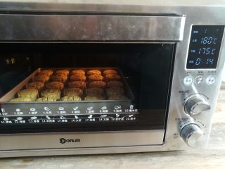 32、广式红豆沙蛋黄月饼,放回烤箱继续烤完设定的时间