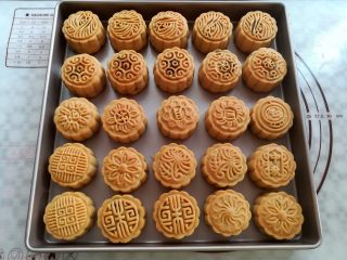 33、广式红豆沙蛋黄月饼,月饼出炉后放凉回油