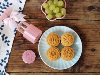 34、广式红豆沙蛋黄月饼,第二天中午月饼已经回油好了