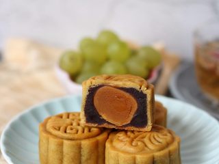 35、广式红豆沙蛋黄月饼,来个月饼的切面图，回油以后开吃吧