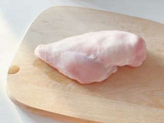 1、“风云”炸鸡排,食材准备：鸡胸肉1块 （清洗干净 如果是冷冻的需要提前解冻） 面粉50克 面包糠100克 鸡蛋2个 胡椒粉/五香粉/料酒/食盐适量 黄瓜1根 泰式甜辣酱2包（也可以用番茄酱代替 只要你们高兴）