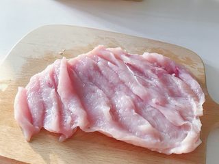 2、“风云”炸鸡排,食材处理：将鸡胸肉用刀片开 