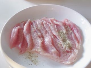 3、“风云”炸鸡排,撒上少许胡椒粉