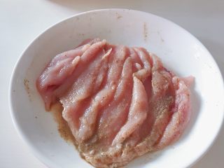 5、“风云”炸鸡排,料酒和少许盐 抓匀腌制半小时