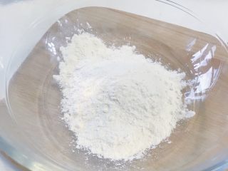 6、“风云”炸鸡排,碗里放入适量面粉