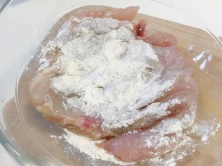 7、“风云”炸鸡排,将腌好的鸡胸肉两面均匀裹住面粉