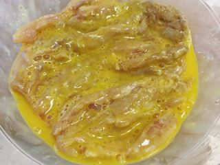 11、“风云”炸鸡排,两面都需要沾上鸡蛋液
