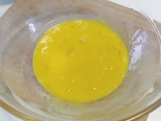 9、“风云”炸鸡排,鸡蛋用蛋轴打散